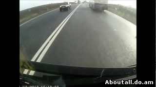 Սարսափելի վթարից հետո վարորդը ողջ է մնում (վիդեո)